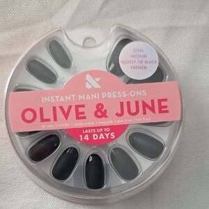Olive & June Instant Mani Press-Ons - Glossy Black Tip French Oval Medium